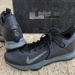 New! Nike LeBron Witness IV Basketball Shoes BV7427-003 Black Iron Gray Sz 15